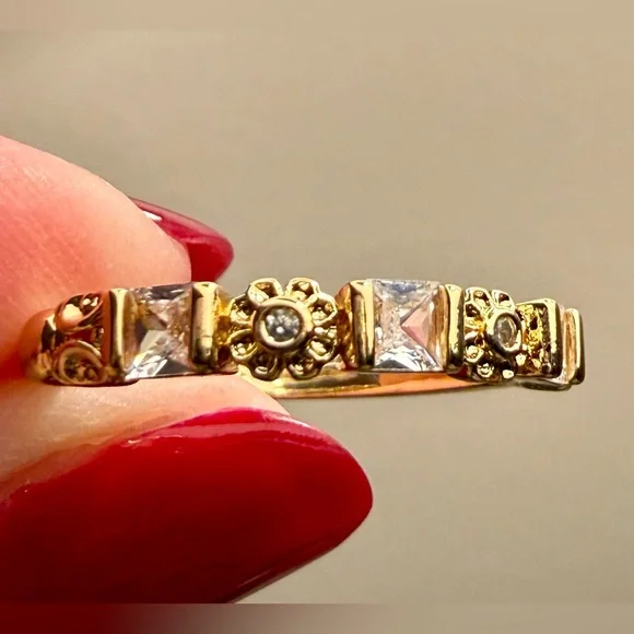Ring - size 8-8.25 - gold tone w/ clear crystals - tiny daisies - New! BOGO - Picture 3 of 10